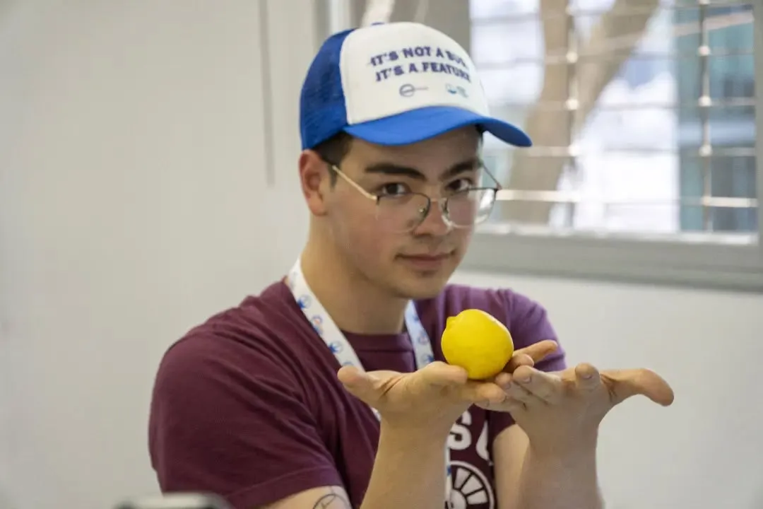 Rami teniendo un limón
