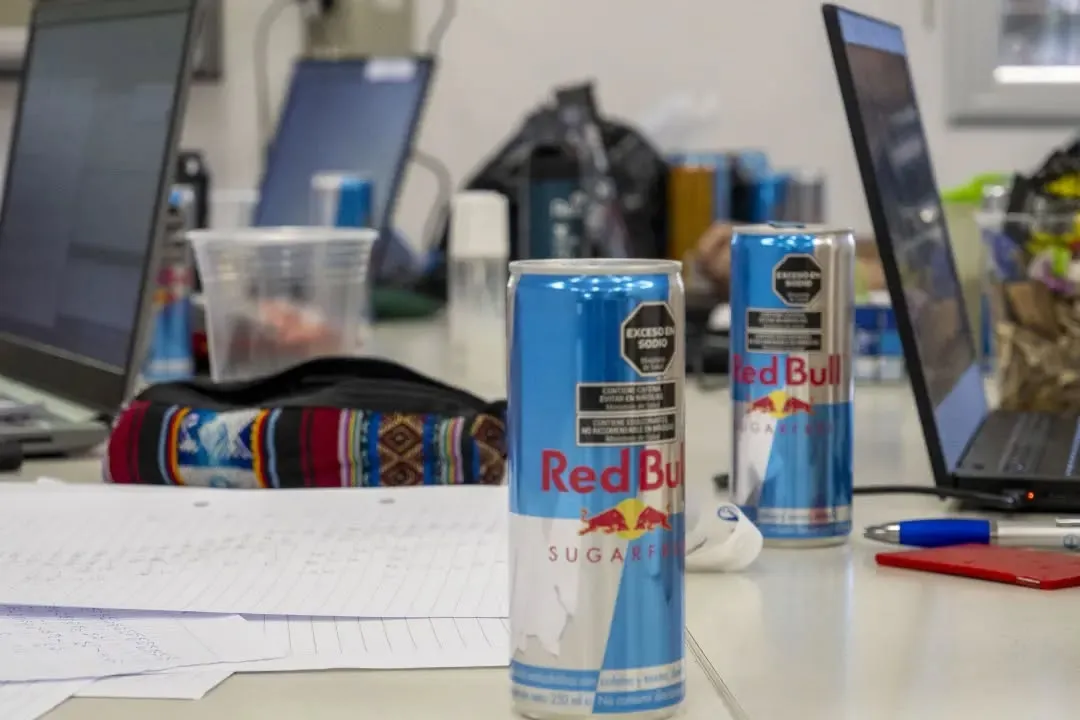 Escritorio con latas de RedBull